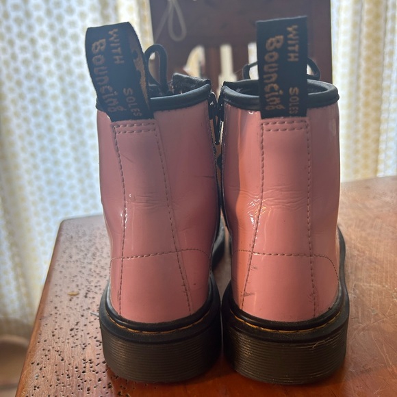 Girls size 1 DocMartins Baby Pink - Picture 4 of 6